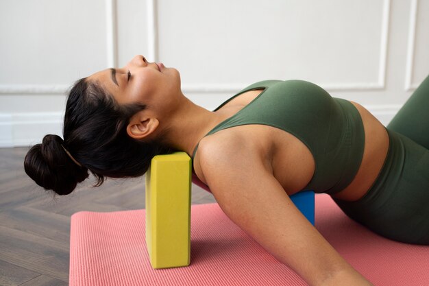 Mujer joven con elementos esenciales de yoga