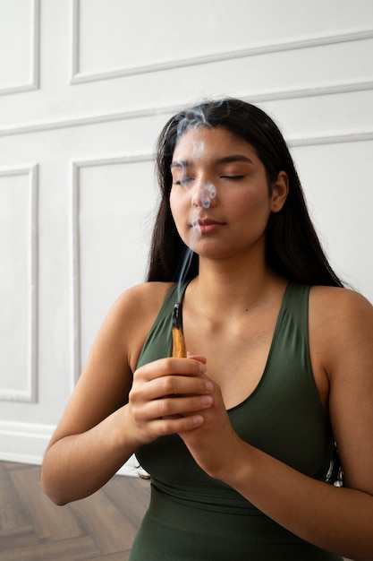 Mujer joven con elementos esenciales de yoga