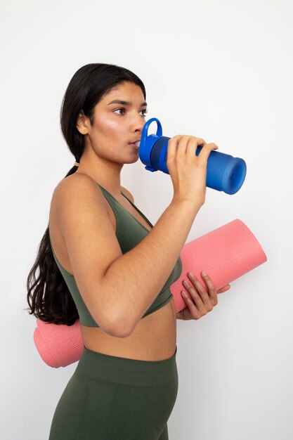 Mujer joven con elementos esenciales de yoga