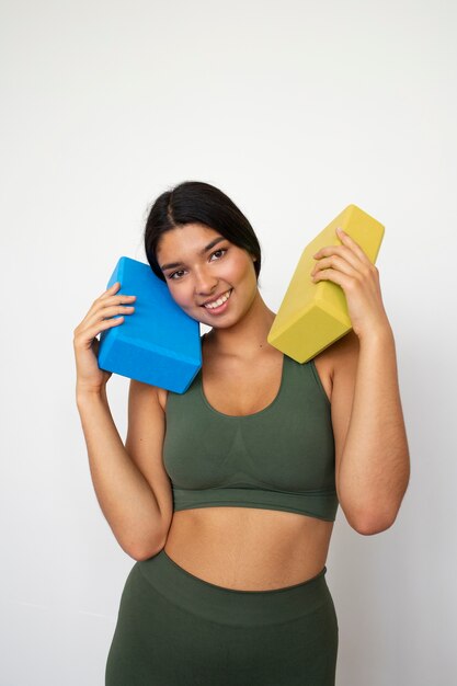 Mujer joven con elementos esenciales de yoga