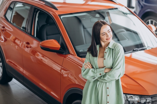 Mujer joven eligiendo un coche para ella