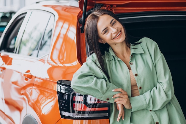 Mujer joven eligiendo un coche para ella