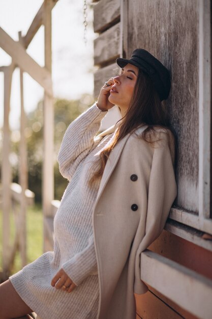 Mujer joven embarazada esperando bebé