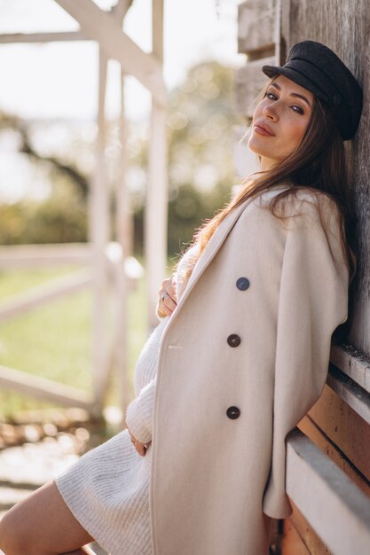 Foto gratuita mujer joven embarazada esperando bebé