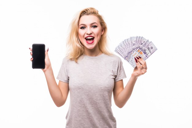 Mujer joven emocionada con una gran sonrisa con abanico de billetes de un dólar