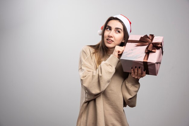 Mujer joven emocionada por un regalo de Navidad.