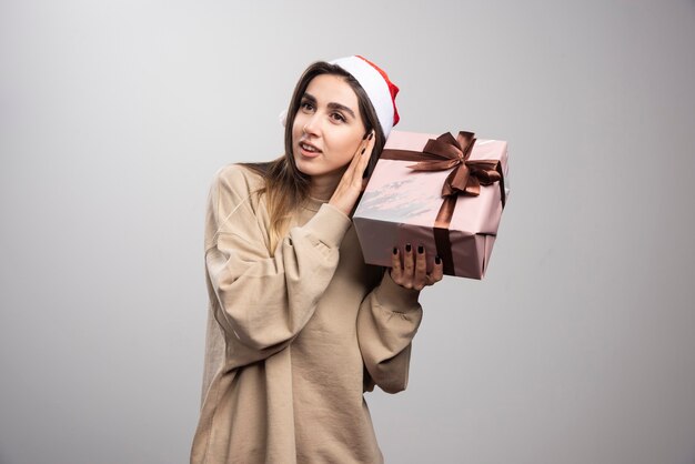 Mujer joven emocionada por un regalo de Navidad.