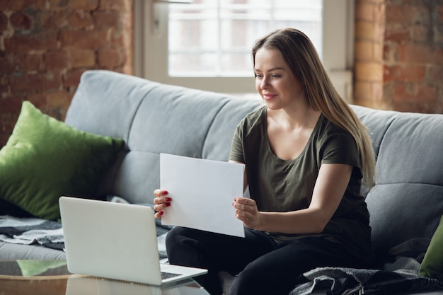 Foto gratuita mujer joven, empresaria en busca de trabajo en casa,