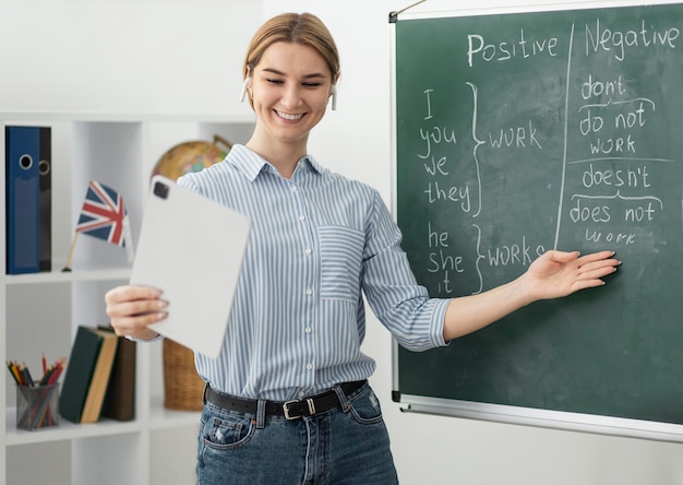 Mujer joven enseñando a los estudiantes en la clase de inglés en línea