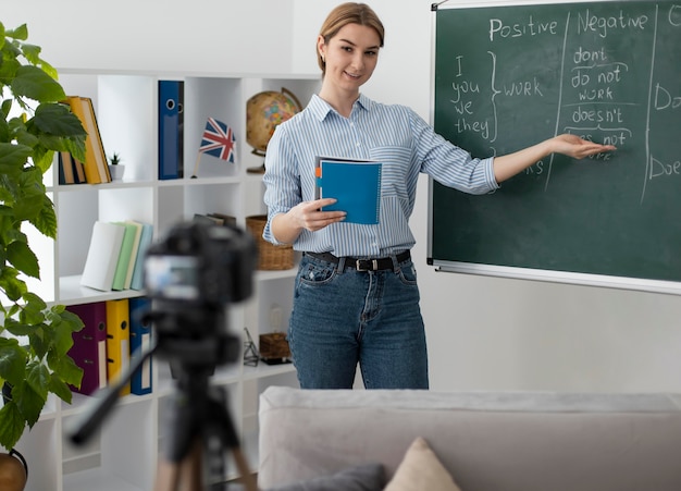 Mujer joven enseñando a los estudiantes una lección de inglés en línea