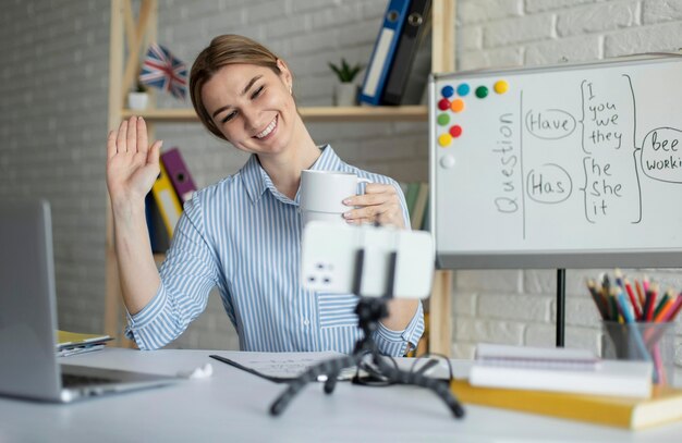 Mujer joven enseñando a los estudiantes una lección de inglés en línea