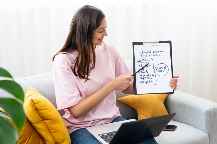 Foto gratuito mujer joven enseñando lecciones de inglés en línea