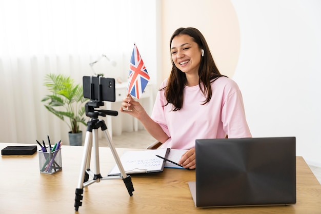 Mujer joven enseñando lecciones de inglés