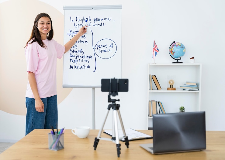 Foto gratuito mujer joven enseñando lecciones de inglés