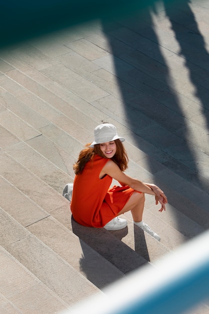 Foto gratuita mujer joven en un entorno urbano limpio