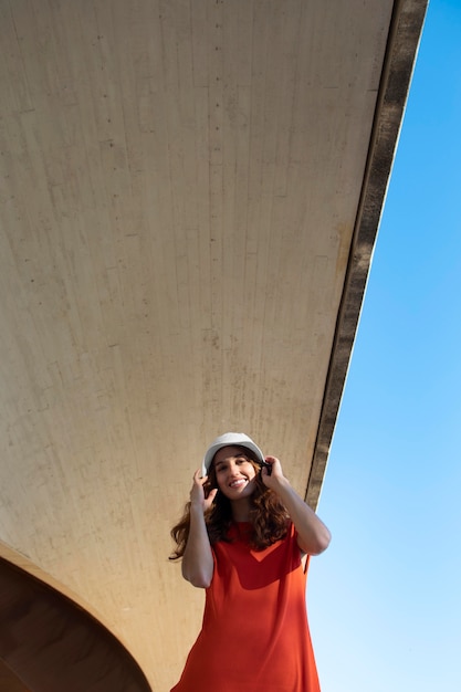 Foto gratuita mujer joven en un entorno urbano limpio