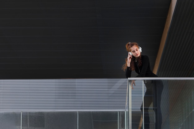 Foto gratuita mujer joven en un entorno urbano limpio