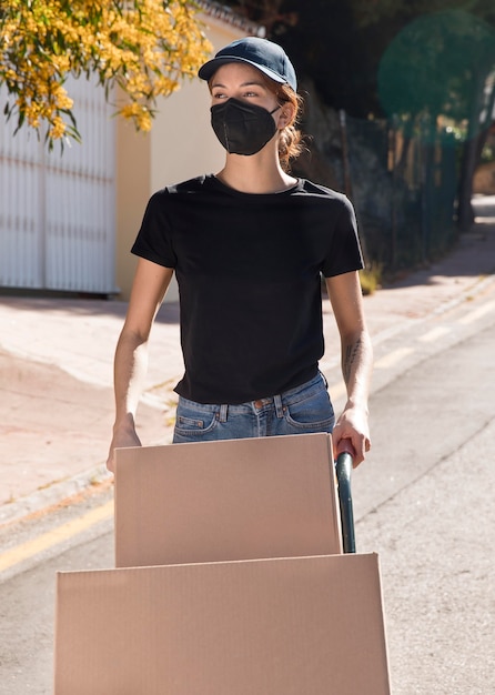 Mujer joven entregando un pedido