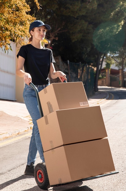 Mujer joven entregando un pedido