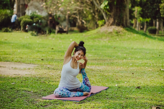 Mujer joven durante entrenamiento de yoga