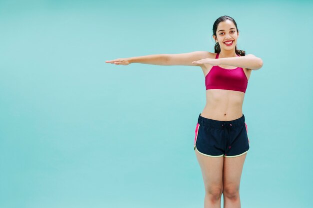 Mujer joven entrenando brazos