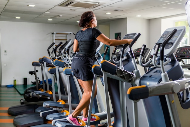 Mujer joven entrenando en el gimnasio