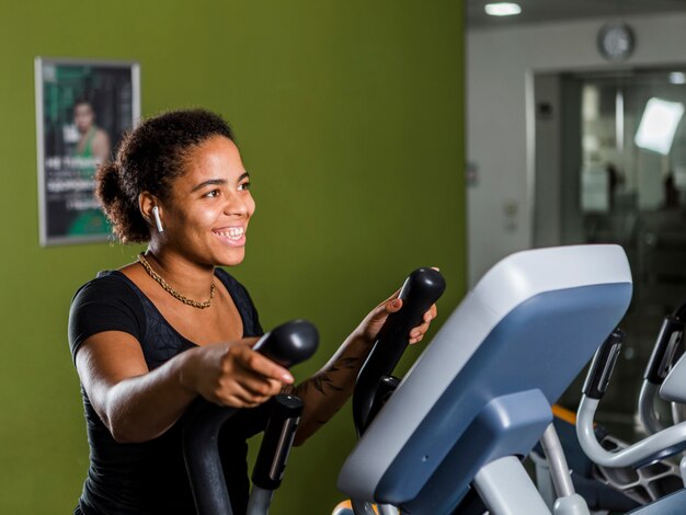 Mujer joven entrenando en el gimnasio