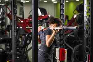 Foto gratuita mujer joven entrenando en el gimnasio