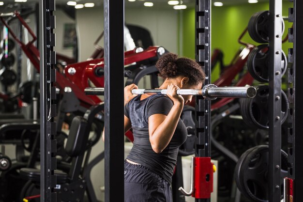 Mujer joven entrenando en el gimnasio