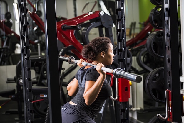 Mujer joven entrenando en el gimnasio