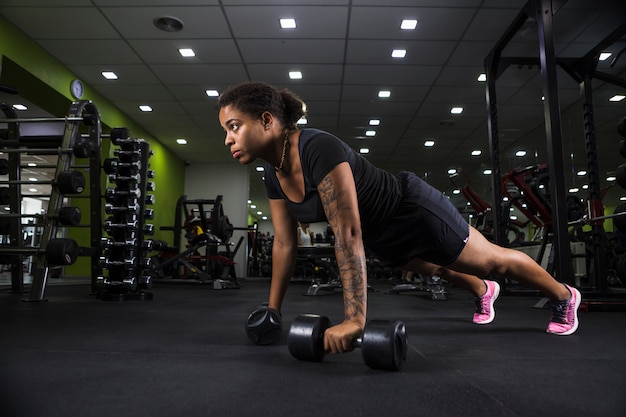 Mujer joven entrenando en el gimnasio