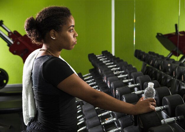 Mujer joven entrenando en el gimnasio