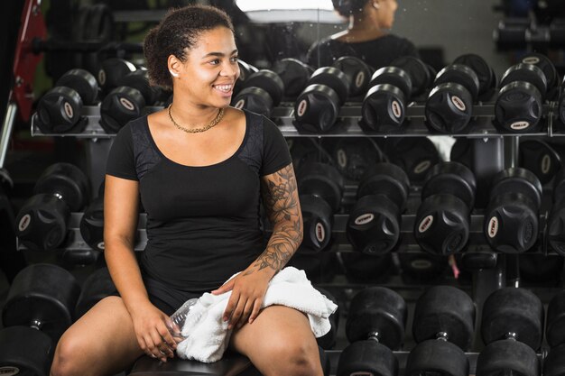 Mujer joven entrenando en el gimnasio