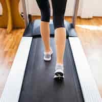 Foto gratuita mujer joven entrenando en el gimnasio