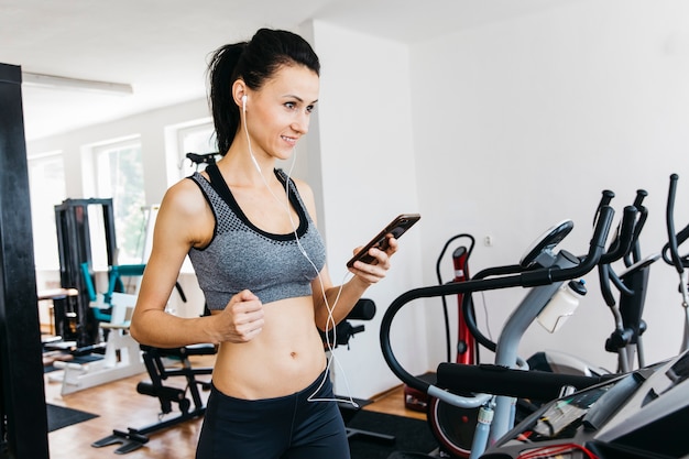 Foto gratuita mujer joven entrenando en el gimnasio