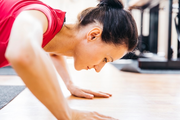 Foto gratuita mujer joven entrenando en el gimnasio