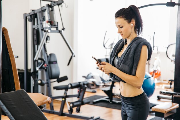 Mujer joven entrenando en el gimnasio