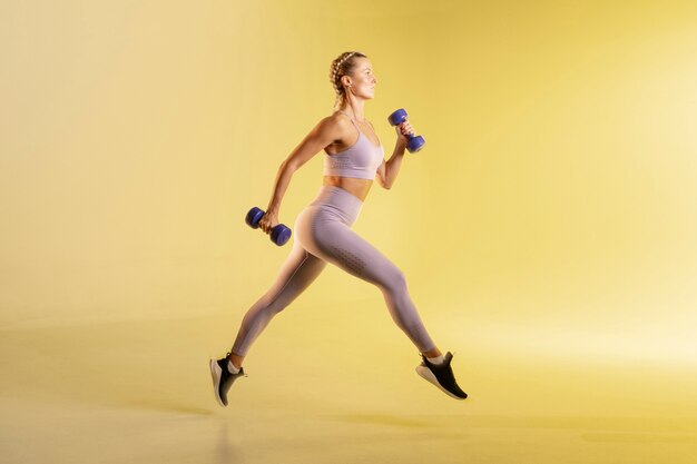 Mujer joven entrenando con pesas