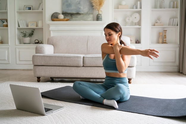 Mujer joven entrenando solo en casa