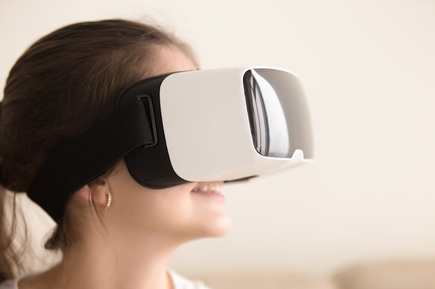 Mujer joven entretiene con auriculares VR