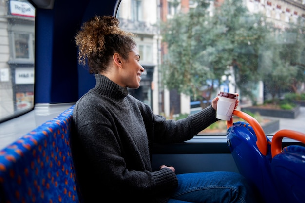 Foto gratuita mujer joven, equitación, el, autobús, en la ciudad