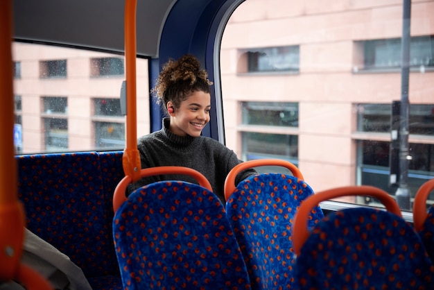 mujer joven, equitación, el, autobús, en la ciudad