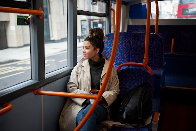 mujer joven, equitación, el, autobús, en la ciudad