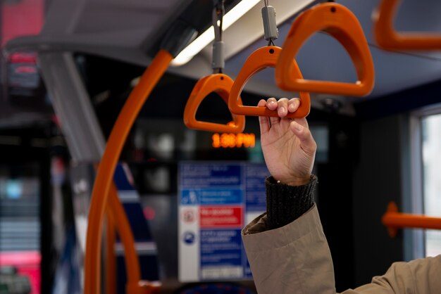 mujer joven, equitación, el, autobús, en la ciudad