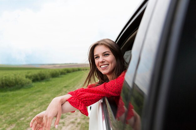 Mujer joven, equitación, coche