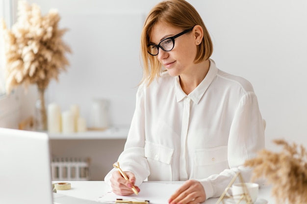 Foto gratuita mujer joven escribiendo un libro