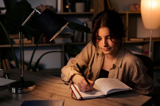 Mujer joven escribiendo en su diario