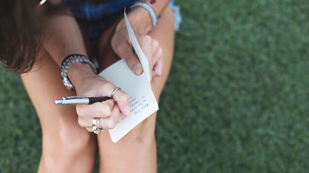 Mujer joven, escritura, mensaje, en papel, con, pluma