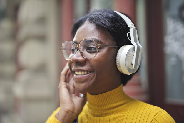 mujer joven escucha música en la ciudad