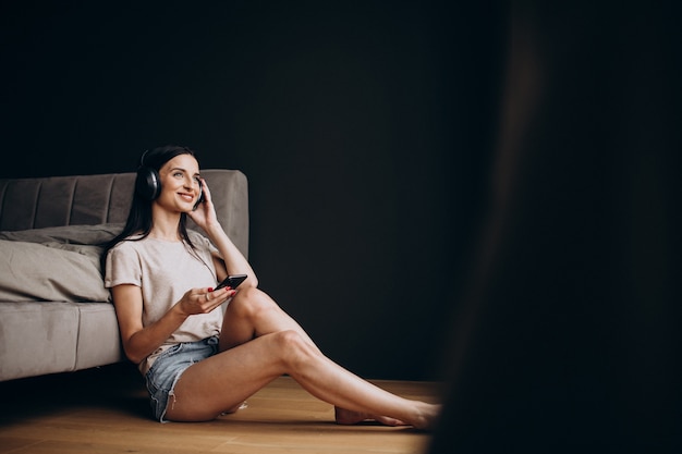 Mujer joven escuchando música en auriculares